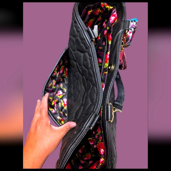 Betsey Johnson Black Heart-Quilted Bag with Gold Chain - Picture 7 of 12